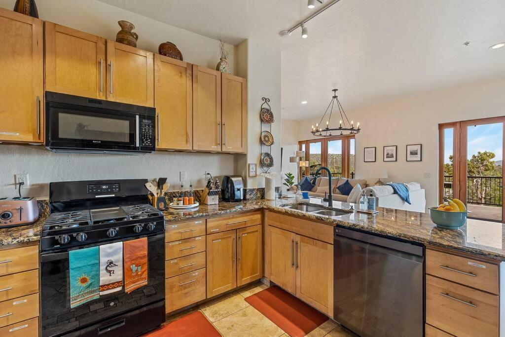 Close To Fresh Creek! Sleeps 12 ~ Amazing Views W/Serene Open Space ~ Hot Tub + Game Room ~ Trails Outside Sedona Exterior photo