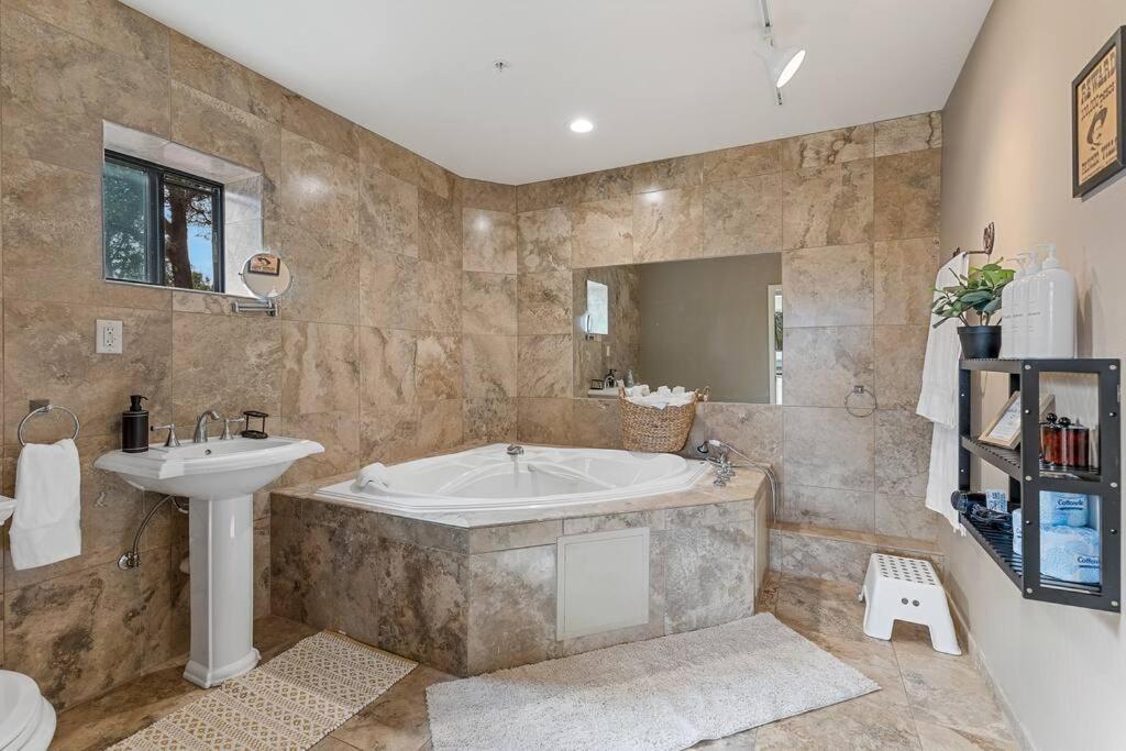 Close To Fresh Creek! Sleeps 12 ~ Amazing Views W/Serene Open Space ~ Hot Tub + Game Room ~ Trails Outside Sedona Exterior photo